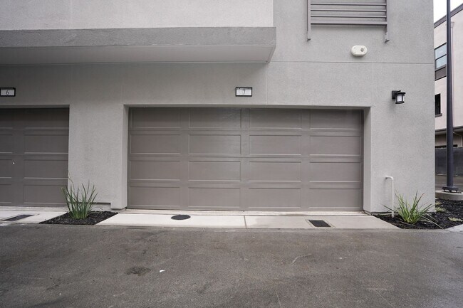 Building Photo - New Construction End Unit Luxury Townhome in Central Sunnyvale Location!