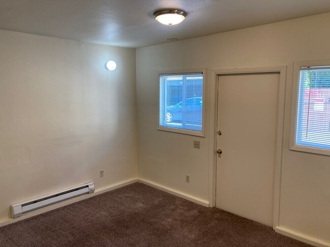 Building Photo - Campus House ~ 4 bedroom, 2 bath