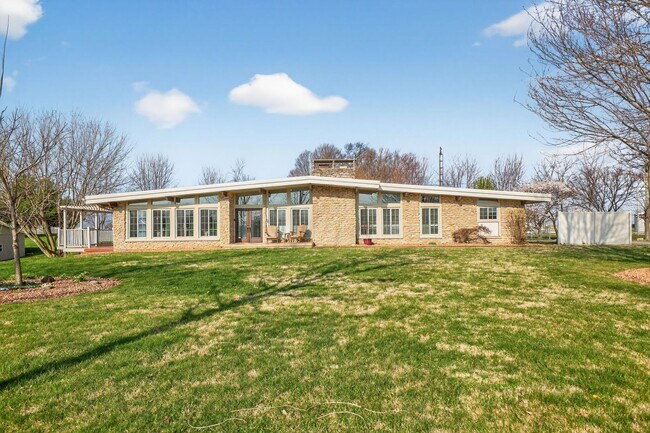 Building Photo - 5BR Retreat w/ Private Indoor Pool In Greensburg