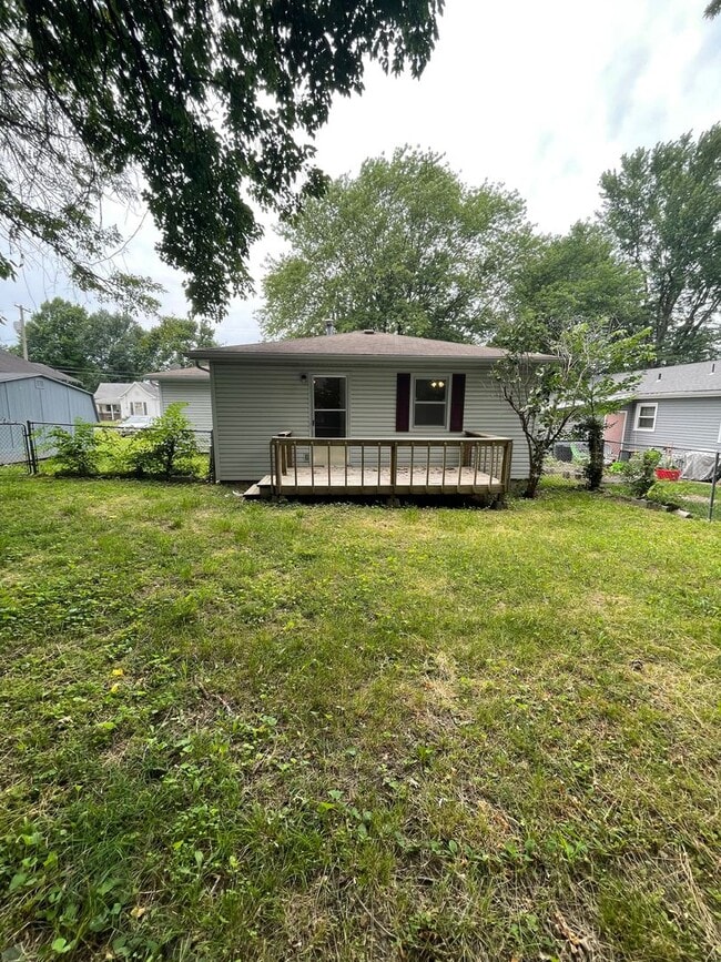 Building Photo - Updated 3 bed/1 bath home! With a 1 car ga...