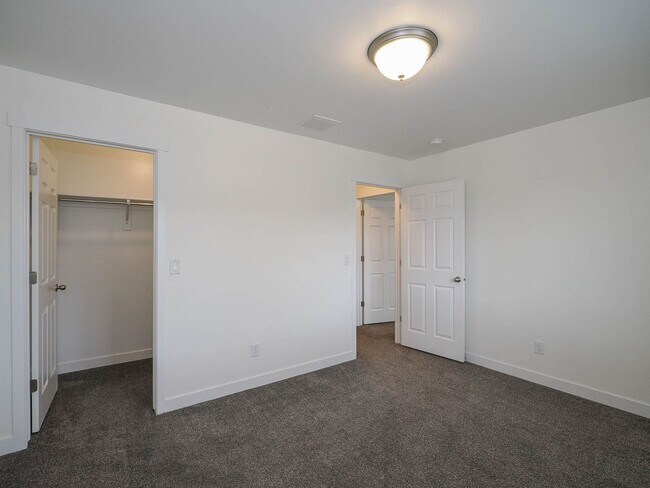 Building Photo - 3 Bedroom, 2.5 Bathroom Riverton Town Home