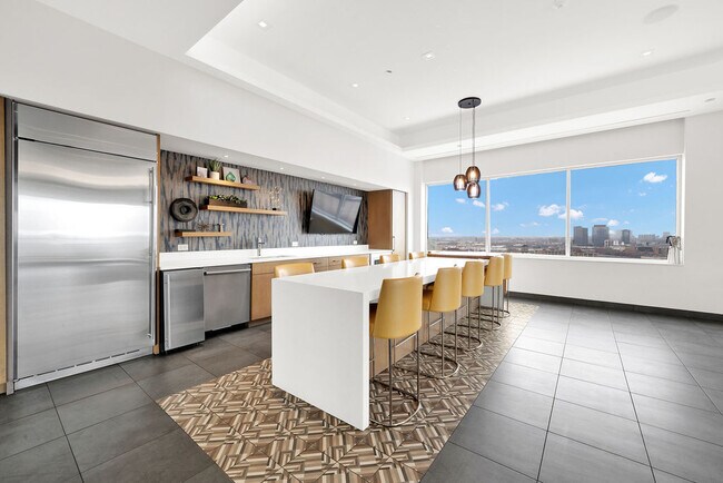 Building Photo - 910 W Huron St