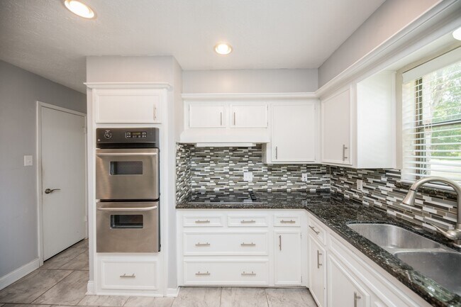 Building Photo - 2903 Pepperwood Dr