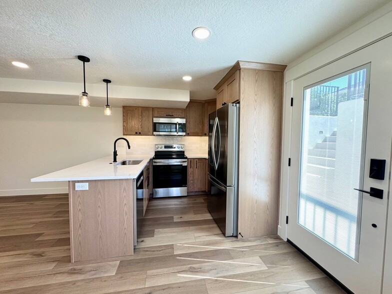Building Photo - 698 S Lake View Dr