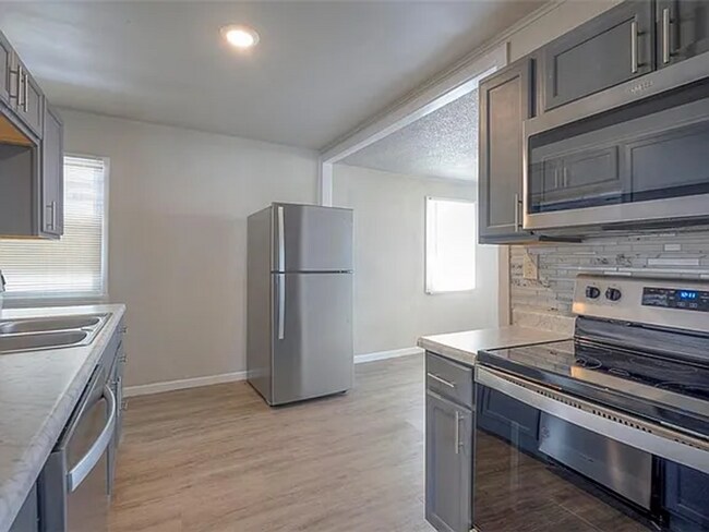 Building Photo - Updated 3 Bedroom Ranch
