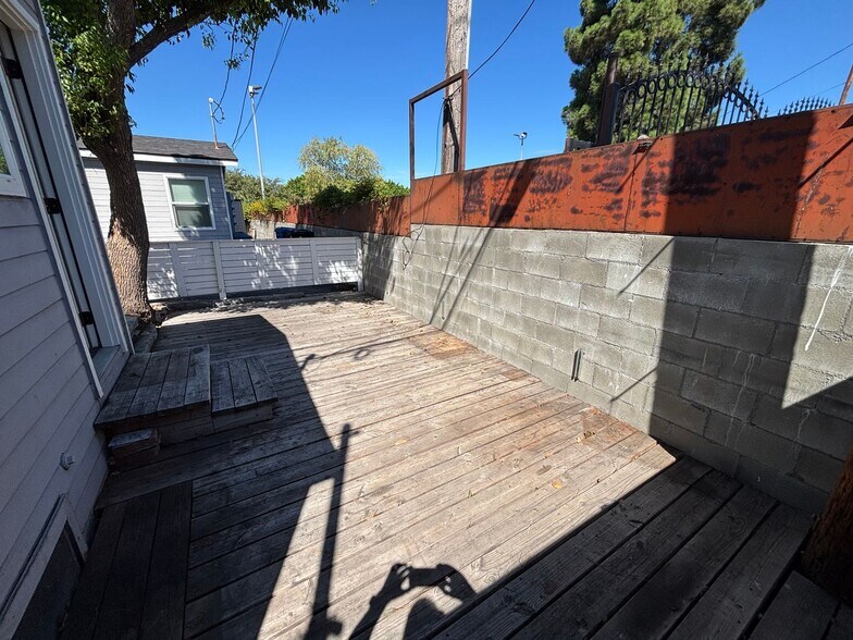 Building Photo - 3232 Verdugo Rd