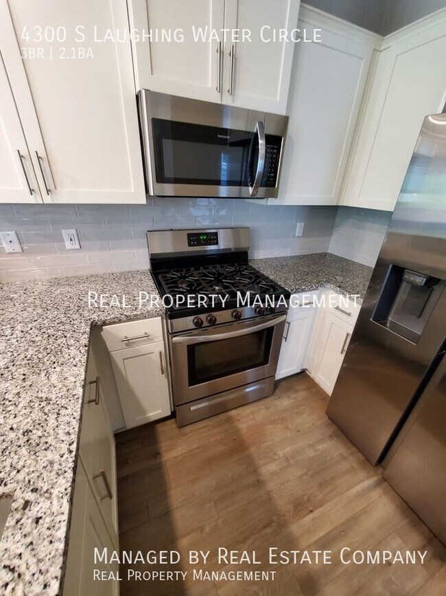 Building Photo - Modern Ridgefield Townhome with Two Car Ga...
