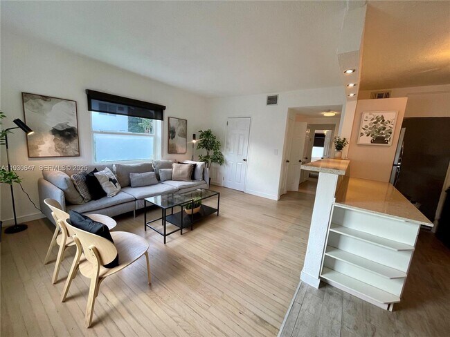 Building Photo - 1001 7th St