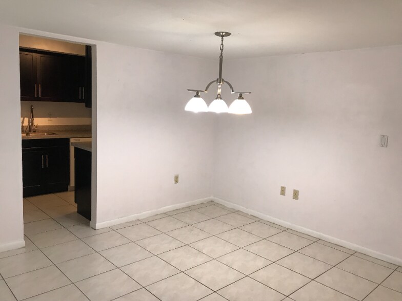 Building Photo - 6904 N Kendall Dr
