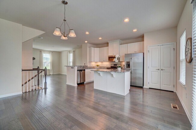 Building Photo - READY 08-17-26l!! A 3-Bedroom Townhome w/Garage in Culpepper Landing! Community Pool, Dog Park, P...