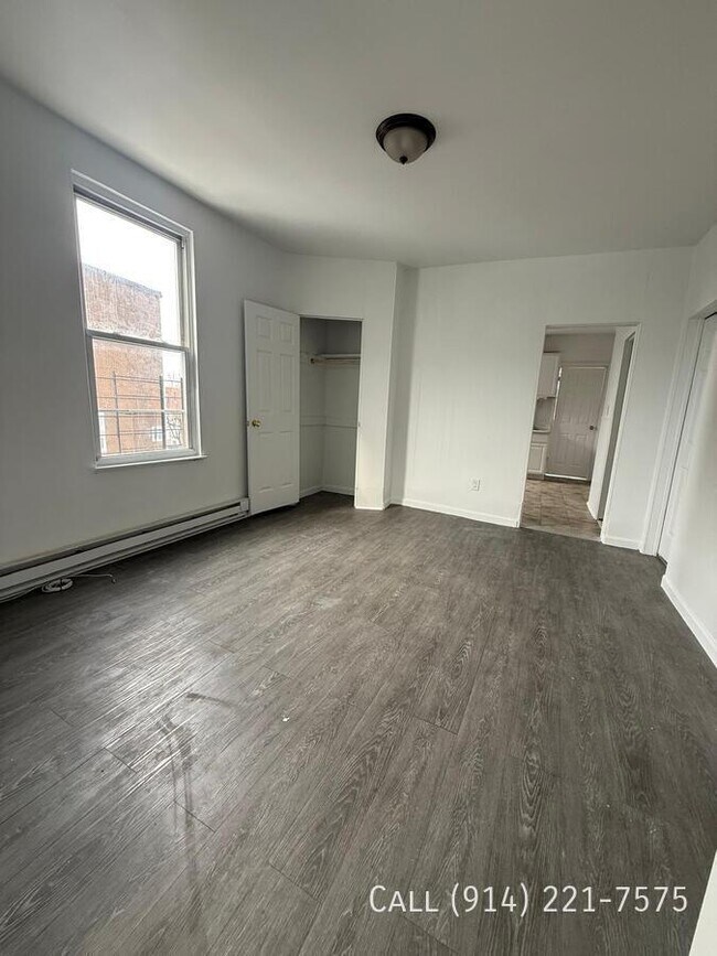 Building Photo - 15 Cedar St