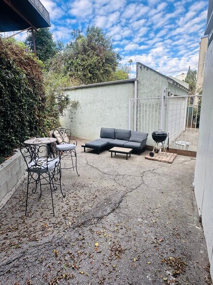 Building Photo - 941 Robinson St