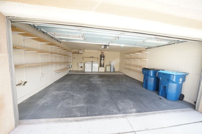 Building Photo - SHOWINGS AVAILABLE NOW