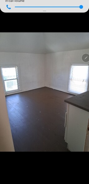 Building Photo - 558 W Newgrove St