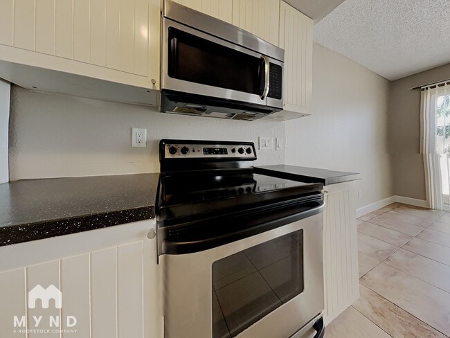 Building Photo - 2132 W Glenrosa Ave