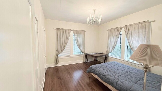 Building Photo - 2220 Avalon Pl