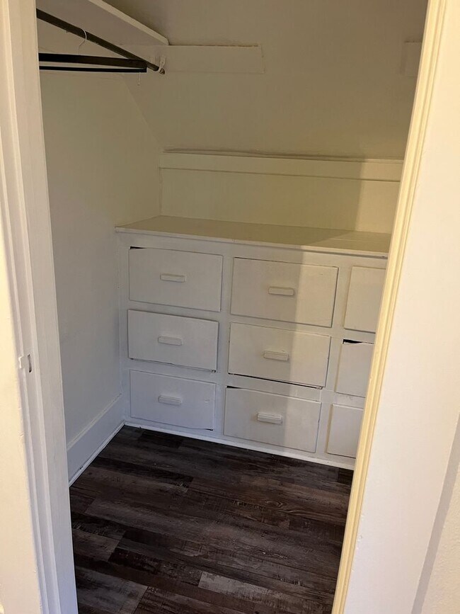 Building Photo - 201a