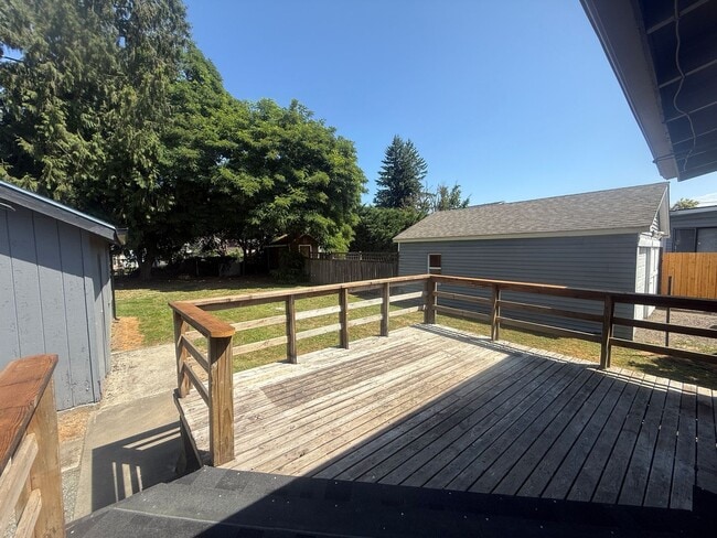 Building Photo - 3 Bed 1 Bath Newly Remodeled Pet Free Home...
