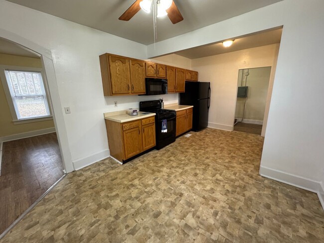 Building Photo - Spacious 3 Bed, 2 Bath Home with Balcony a...