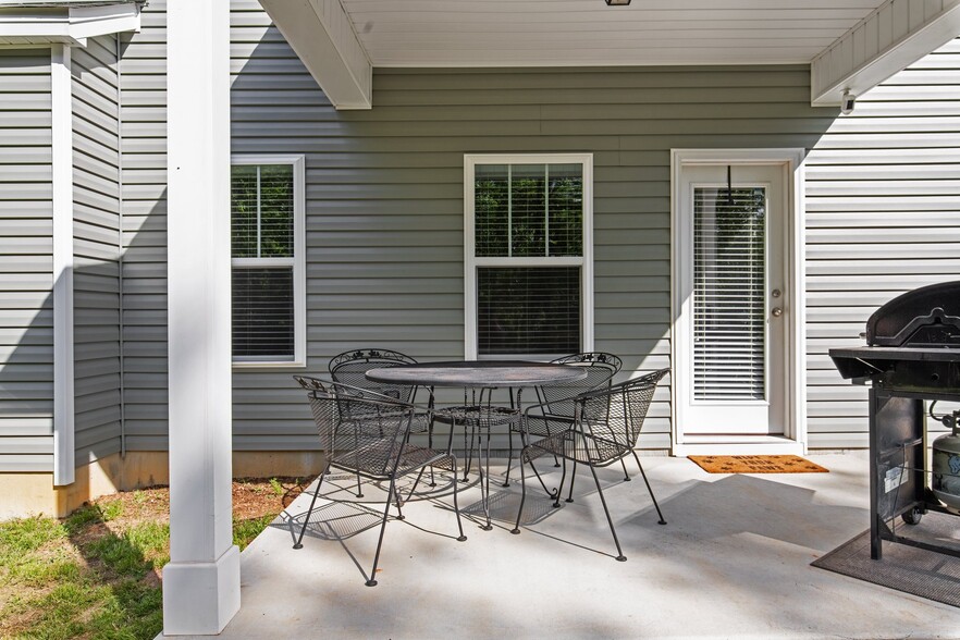 Building Photo - 789 Equestrian Way