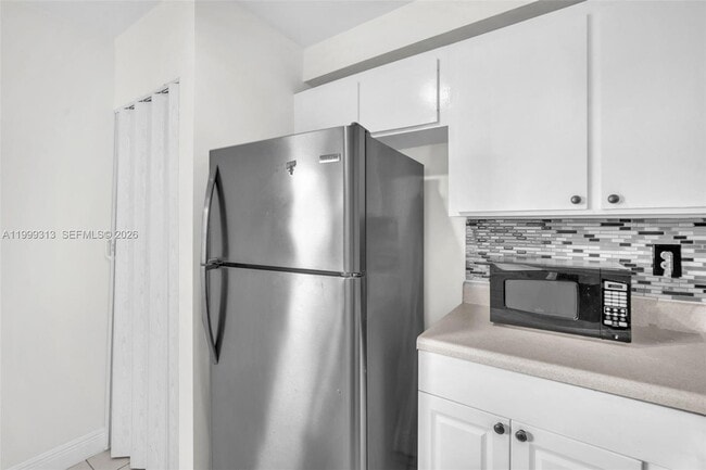 Building Photo - 685 W Park Dr