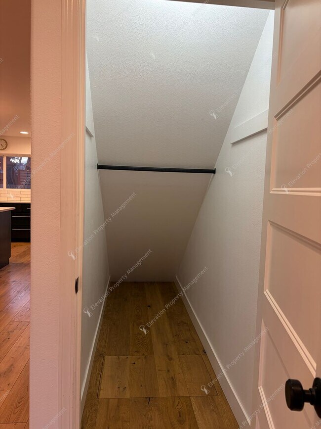 Building Photo - Find a piece of serenity in Historic Old Bend! (Unfurnished)