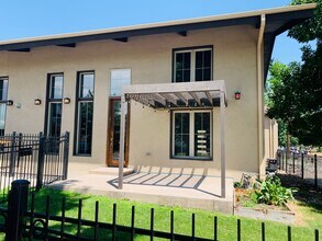 Building Photo - Stunning Luxury Home in Sunnyside