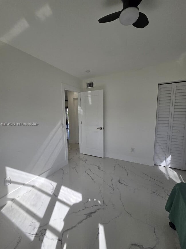 Building Photo - 305 SE Airoso Blvd