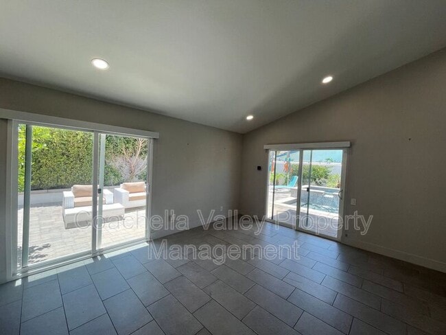 Building Photo - 835 Nueva Vista Dr S