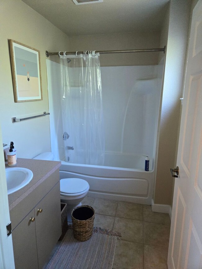 Building Photo - Room for rent in a 4BA/4BR condo walking d...