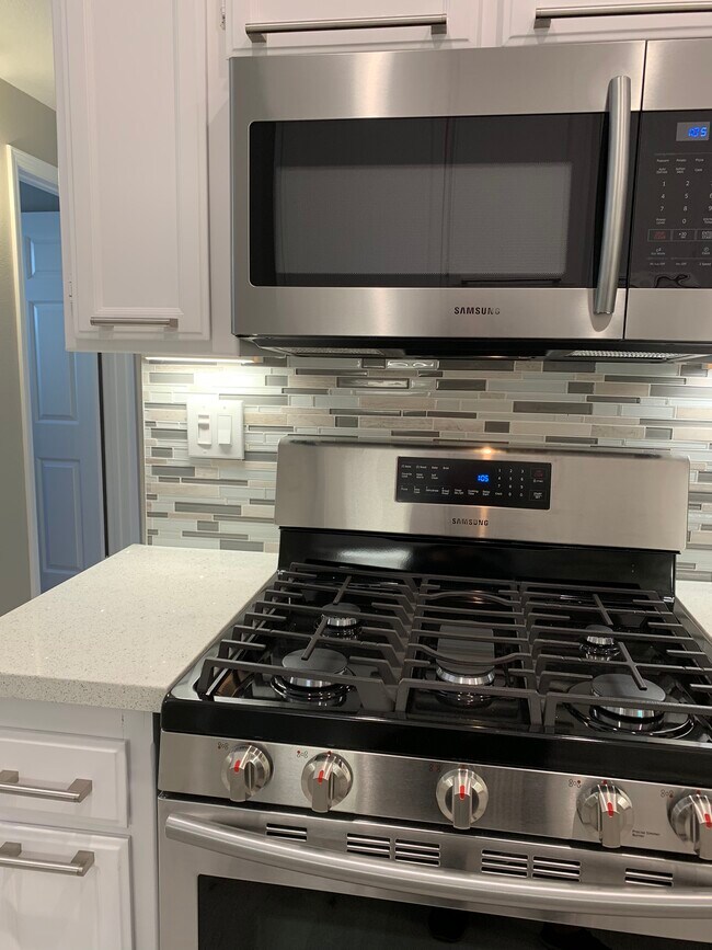 Building Photo - 15153 Burbank Blvd