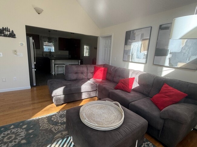 Building Photo - Spacious & Comfortable 4 Bedroom House - C...