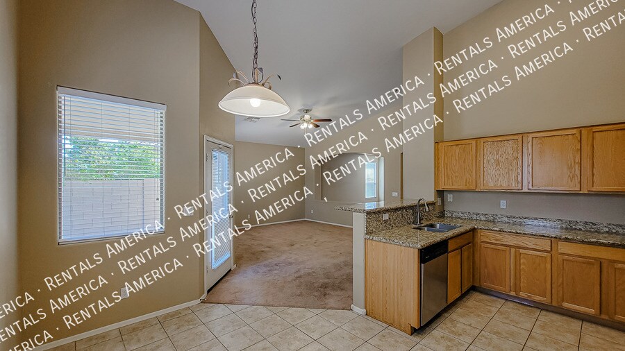 Building Photo - 12512 W Glenrosa Dr