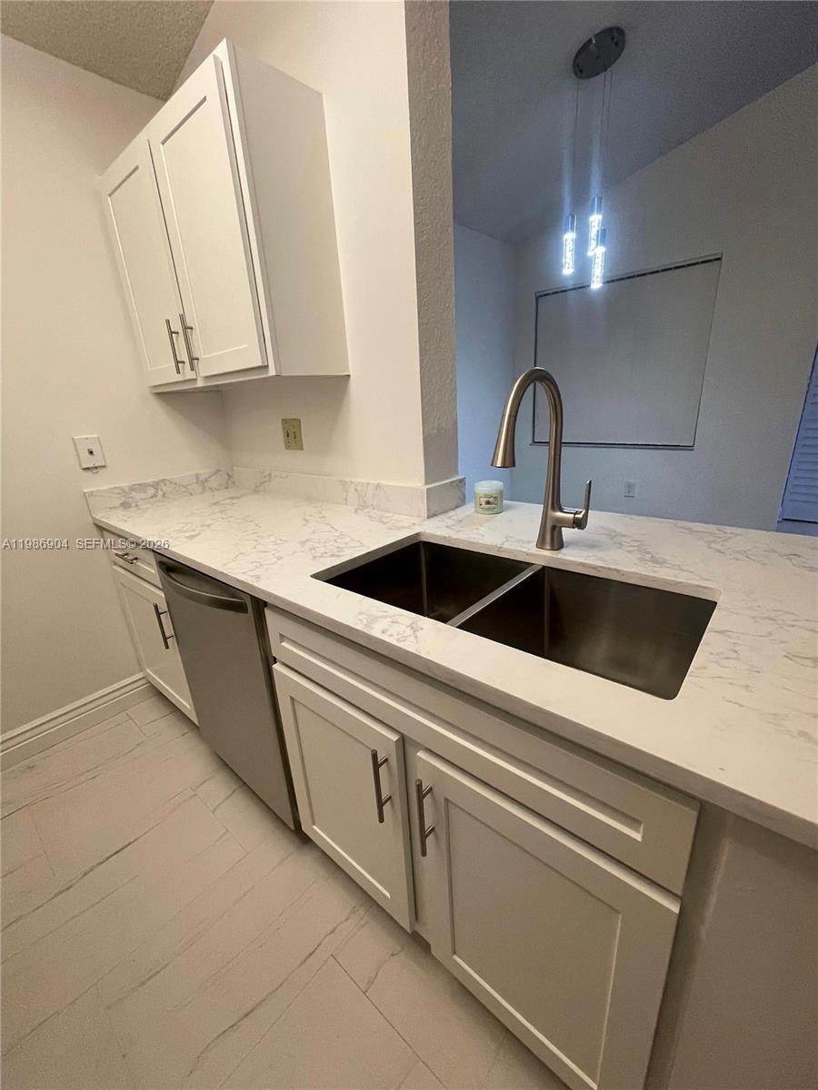 Building Photo - 2851 N Oakland Forest Dr