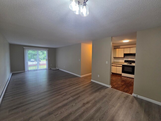Building Photo - 2 Bed, 1 Bath Apartment