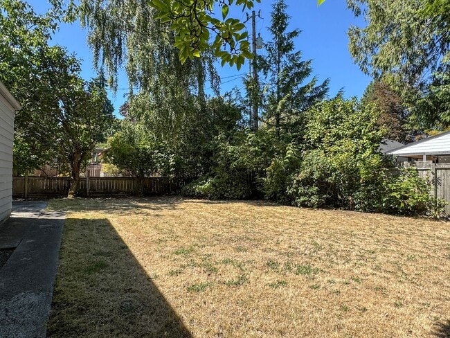 Building Photo - Wonderful Wedgwood Location! 2bd/2bth home...