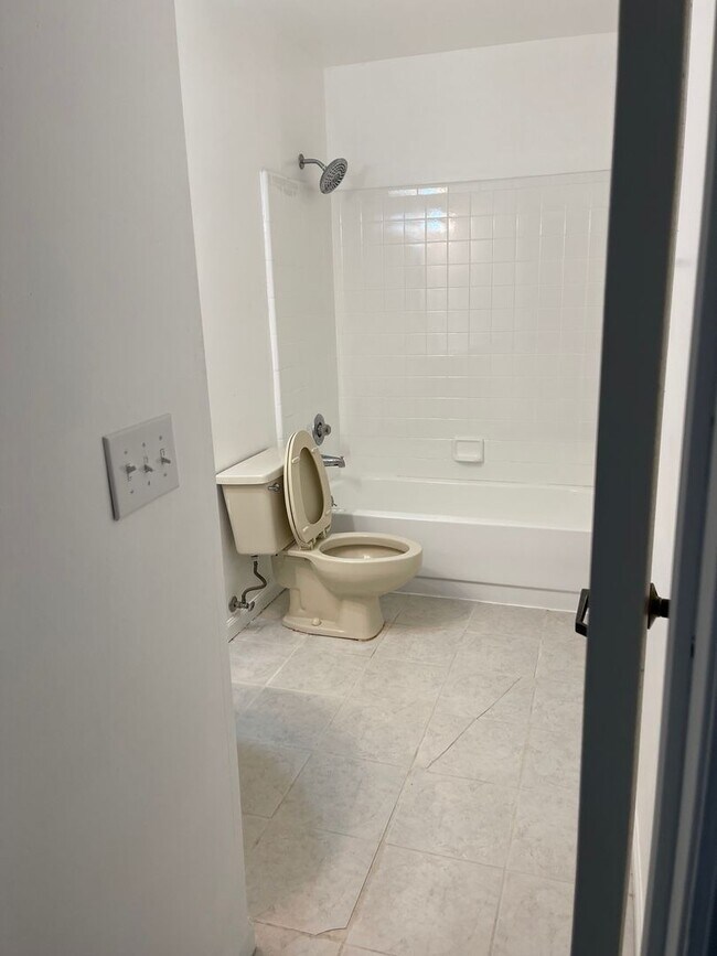 Building Photo - Spacious 2/2 with 2 Car Garage and W/D Hoo...