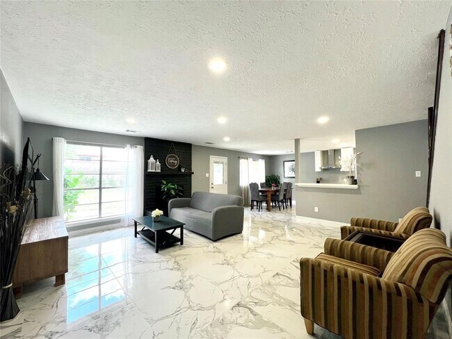 Building Photo - 12230 Fairpoint Dr