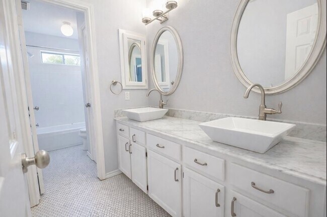 Building Photo - 702 Epperson Way