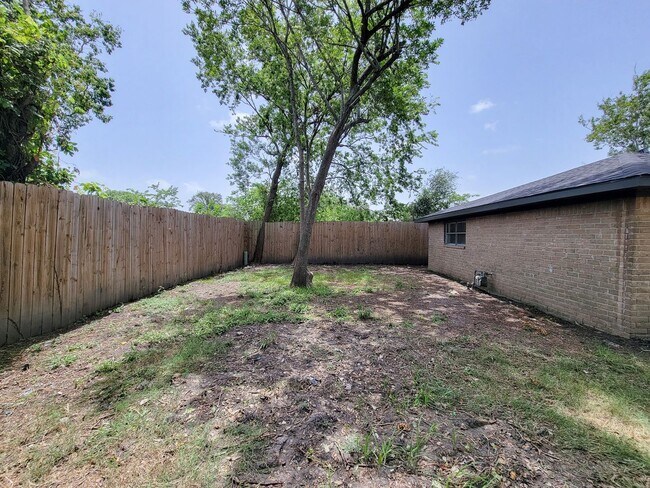 Building Photo - REMODELED 4 BEDROOM 2 BATH LEASE HOME IN H...
