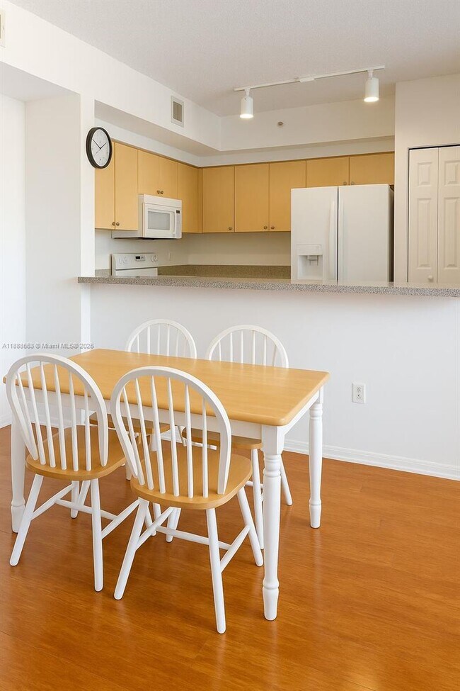 Building Photo - 8040 N Nob Hill Rd