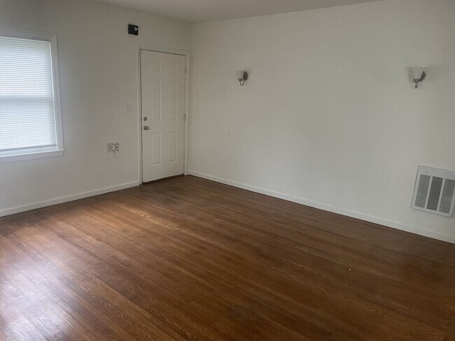 Building Photo - Charming Vintage 2 Bedroom 1 Bathroom Home