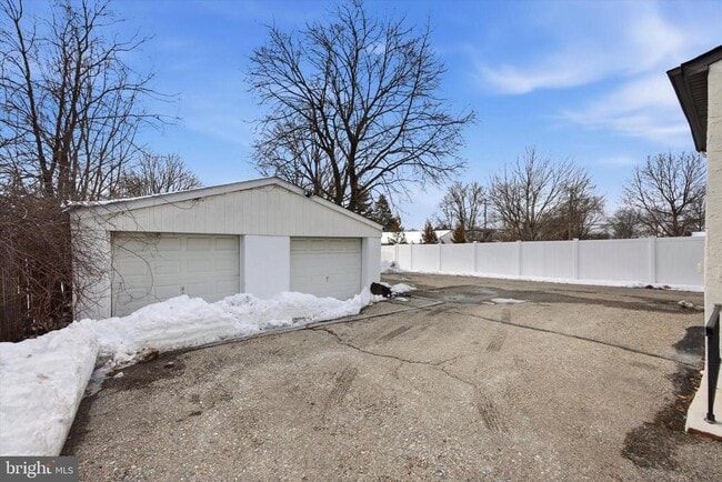 Building Photo - 734 Sunnyside Ave