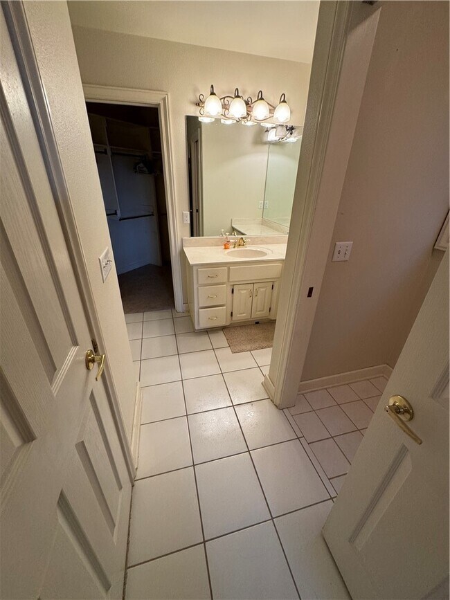 Building Photo - 82 E Cydnee St