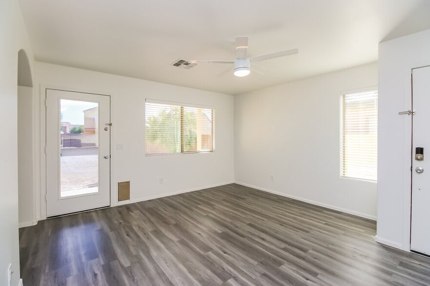 Building Photo - 1459 E Shari St