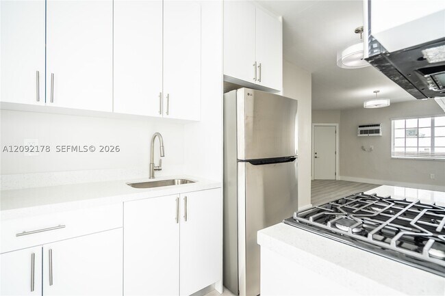 Building Photo - 2418 Flamingo Dr