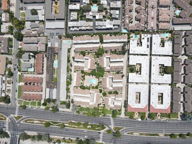 Building Photo - 590 W Huntington Dr