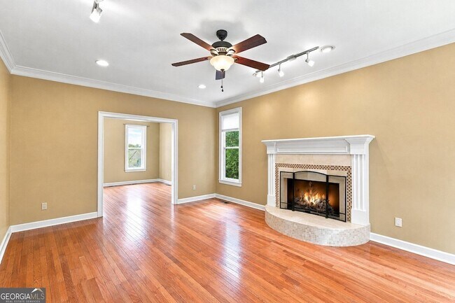 Building Photo - 3535 Claridge Dr NE