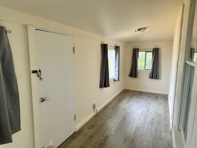 Building Photo - PRELEASING: Available September 2026! 3 bdrm/1 bath House!