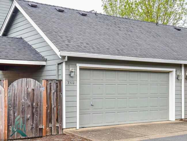 Building Photo - 3511 SE Midvale Dr